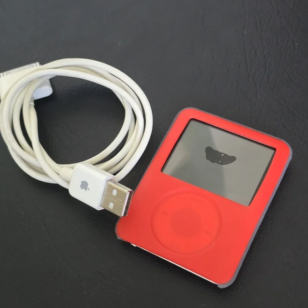 Apple iPod Nano 3rd Generation 4GB  A1236 Silver Tested bundle w/cable FLAWS